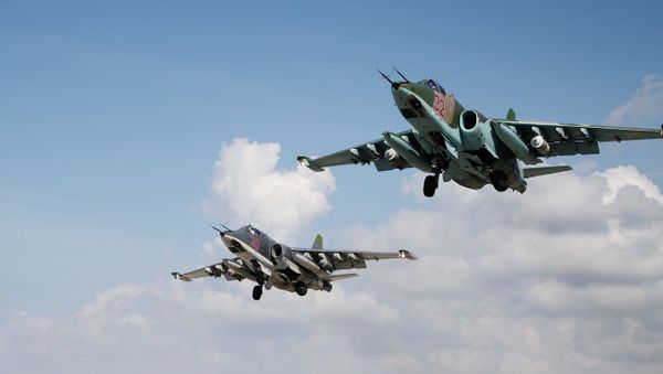 Российские штурмовики Су-25 взлетают с авиабазы Хмеймимв Сирии - Sputnik Азербайджан