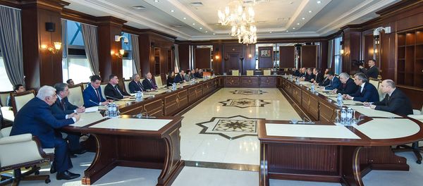Встреча азербайджанских депутатов с делегацией во главе с председателем комитета Государственной думы Российской Федерации по делам СНГ - Sputnik Азербайджан