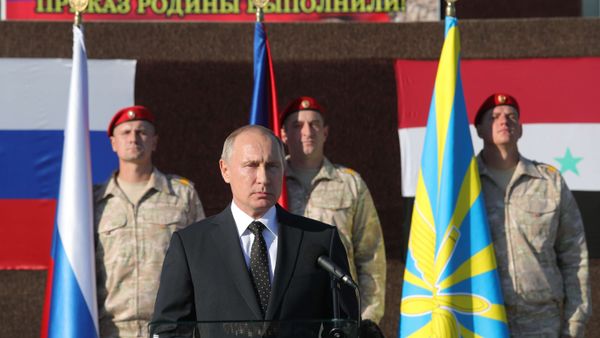 Президент РФ Владимир Путин во время посещения авиабазы Хмеймим в Сирии, 11 декабря 2017 года - Sputnik Азербайджан