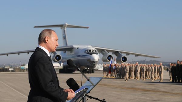 Президент РФ Владимир Путин во время посещения авиабазы Хмеймим в Сирии, 11 декабря 2017 года - Sputnik Азербайджан