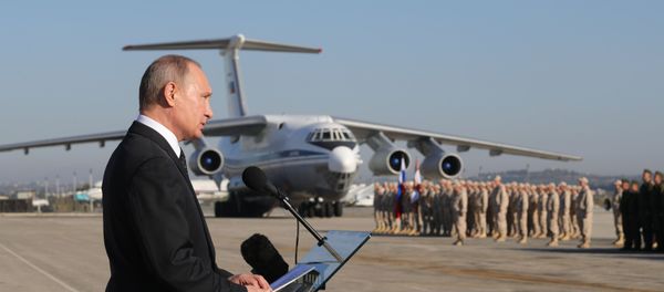 Президент РФ Владимир Путин во время посещения авиабазы Хмеймим в Сирии, 11 декабря 2017 года - Sputnik Азербайджан