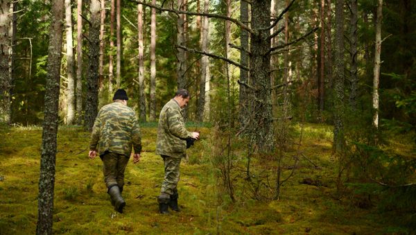 Участники поискового отряда Находка на месте обнаружения массовой гибели военнослужащих Великой Отечественной войны, фото из архива - Sputnik Азербайджан
