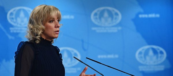 Официальный представитель министерства иностранных дел России Мария Захарова во время брифинга в Москве - Sputnik Азербайджан