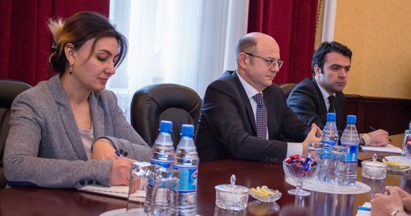 Министр энергетики Азербайджана Парвиз Шахбазов во время встречи с менеджером Statoil по Азербайджану Фавадом Гурейши  - Sputnik Азербайджан