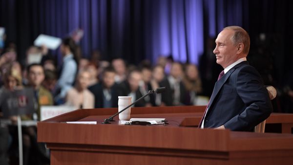 Президент РФ Владимир Путин во время большой ежегодной пресс-конференции - Sputnik Азербайджан