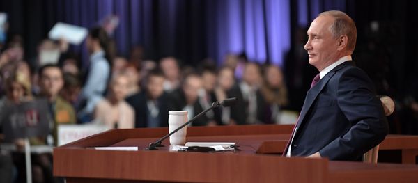 Президент РФ Владимир Путин во время большой ежегодной пресс-конференции - Sputnik Азербайджан