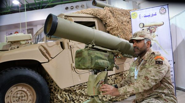 Военнослужащий армии Кувейта возле российского переносного противотанкового ракетного комплекса Корнет-Э на международной выставке вооружения и военной техники Gulf Defence & Aerospace-2017 в Эль-Кувейте - Sputnik Азербайджан
