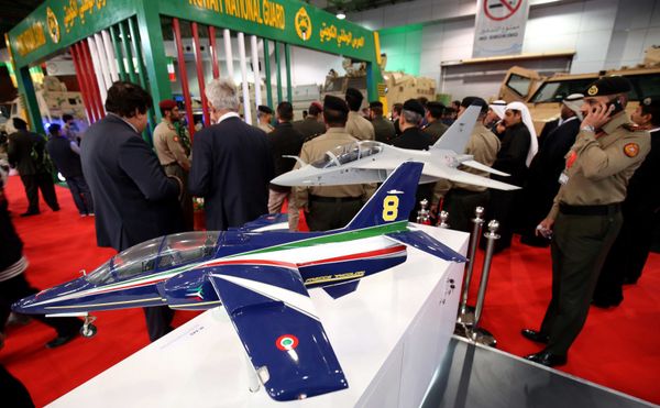 Модели итальянского учебно-тренировочный самолета Aermacchi на международной выставке вооружения и военной техники Gulf Defence & Aerospace-2017 в Эль-Кувейте - Sputnik Азербайджан
