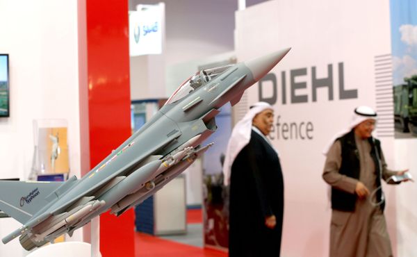 Модель многоцелевого истребителя Eurofighter Typhoon на международной выставке вооружения и военной техники Gulf Defence & Aerospace-2017 в Эль-Кувейте - Sputnik Азербайджан