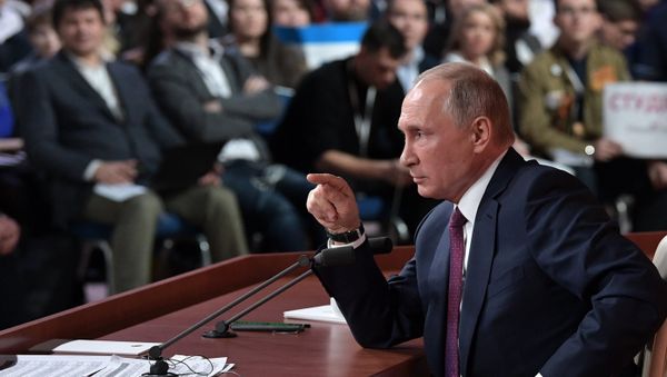 Президент РФ Владимир Путин на ежегодной большой пресс-конференции в Центре международной торговли на Красной Пресне - Sputnik Азербайджан