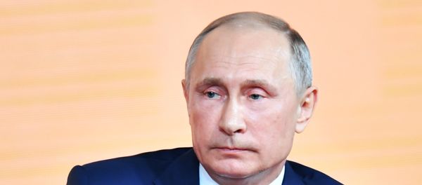 Президент РФ Владимир Путин на ежегодной большой пресс-конференции в Центре международной торговли на Красной Пресне. - Sputnik Азербайджан