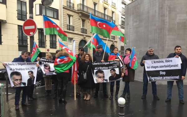 Акция протеста перед посольством Армении во Франции в поддержку Дильгама Аскерова и Шахбаза Гулиева - Sputnik Азербайджан