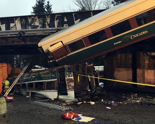 Сход поезда компании Amtrak на мосту в штате Вашингтон, 18 декабря 2017 года - Sputnik Азербайджан