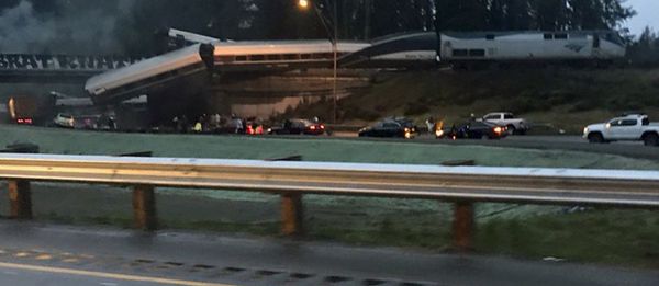 Сход поезда компании Amtrak на мосту в штате Вашингтон, 18 декабря 2017 года - Sputnik Азербайджан