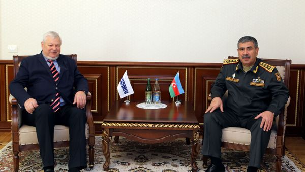 Министр обороны Азербайджана генерал-полковник Закир Гасанов и личный представитель действующего председателя ОБСЕ Анджей Каспшик во время встречи, Баку, 19 декабря 2017 года - Sputnik Азербайджан