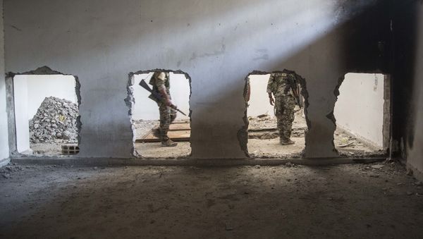 Бойцы Демократических сил Сирии в Ракке во время операции против террористов Исламского государства, фото из архива - Sputnik Азербайджан