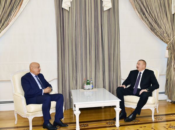 Президент Азербайджана Ильхам Алиев и генеральный директор ISESCO Абдулазиз Осман аль-Тувейджри во время встречи, Баку, 21 декабря 2017 года - Sputnik Азербайджан