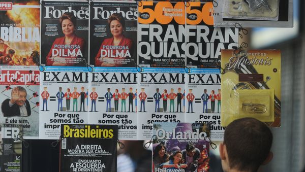 Мужчина у стенда с журналами, фото из архива - Sputnik Азербайджан