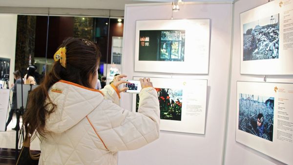Посетительница на открытии выставки победителей конкурса имени Андрея Стенина в Пекине - Sputnik Азербайджан