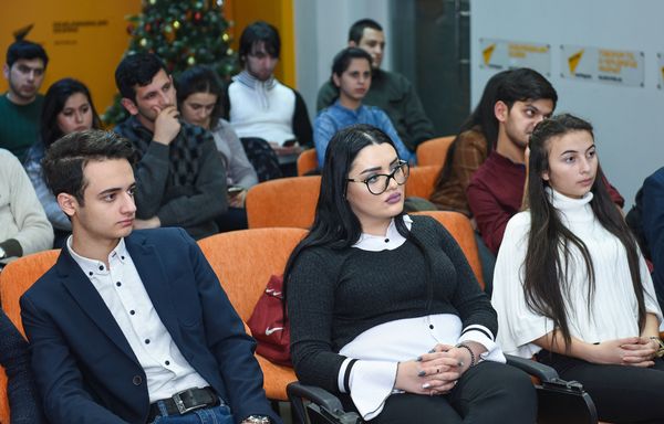 Политологи Заур Мамедов и Заур Ибрагимли подвели политические итоги уходящего года в мультимедийном пресс-центре Sputnik Азербайджан - Sputnik Азербайджан