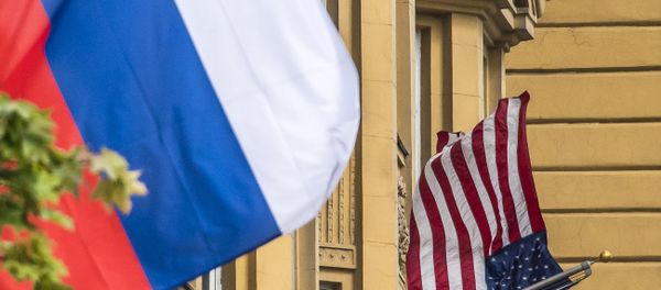 Флаги России и США перед зданием посольства Соединенных Штатов Америки в Москве, фото из архива - Sputnik Азербайджан