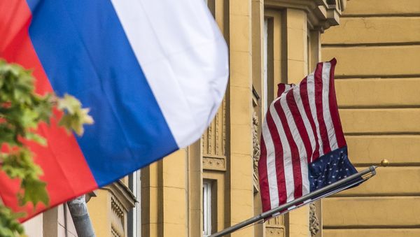 Флаги России и США перед зданием посольства Соединенных Штатов Америки в Москве, фото из архива - Sputnik Азербайджан