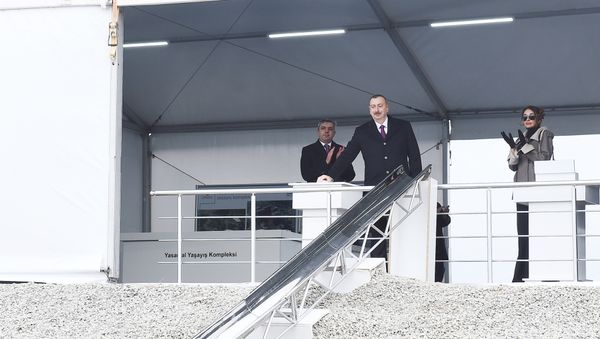 Президент Ильхам Алиев принял участие в церемонии закладки ГАЖС фундамента первого здания в жилом комплексе Говсан - Sputnik Азербайджан