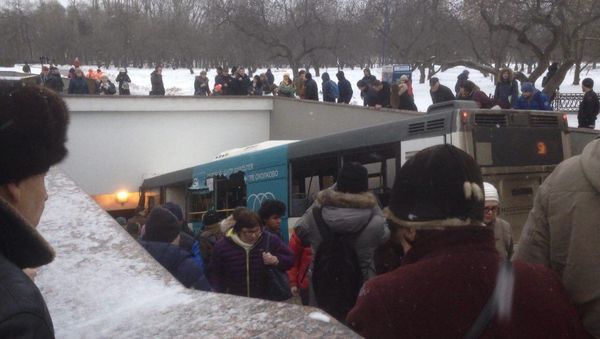 У станции Славянский Бульвар московского метрополитена автобус въехал в подземный пешеходный переход - Sputnik Азербайджан