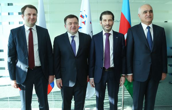 В церемонии открытия приняли участие министр экономического развития РФ Максим Орешкин, руководитель группы РЭЦ Петр Фрадков,  руководитель представительства РЭЦ в Азербайджане Нури Гулиев и министр экономики Азербайджана Шахин Мустафаев - Sputnik Азербайджан