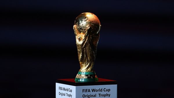 Кубок чемпионата мира по футболу на официальной жеребьевке чемпионата мира по футболу 2018 - Sputnik Азербайджан