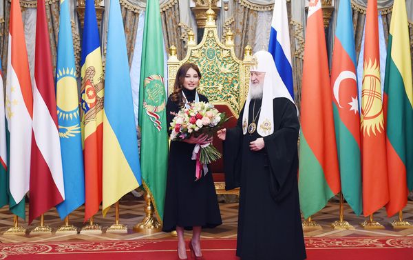 Церемония награждения первого вице-президента Азербайджана Мехрибан Алиевой орденом святой равноапостольной княгини Ольги II степени - Sputnik Азербайджан