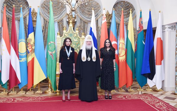 Церемония награждения первого вице-президента Азербайджана Мехрибан Алиевой орденом святой равноапостольной княгини Ольги II степени - Sputnik Азербайджан