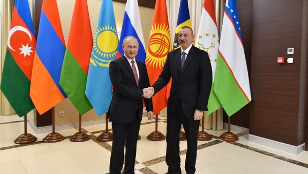 Президент Российской Федерации Владимир Путин приветствует своего азербайджанского коллегу Ильхама Алиева, Москва, резиденция Ново-Огарево, 26 декабря 2017 года - Sputnik Азербайджан