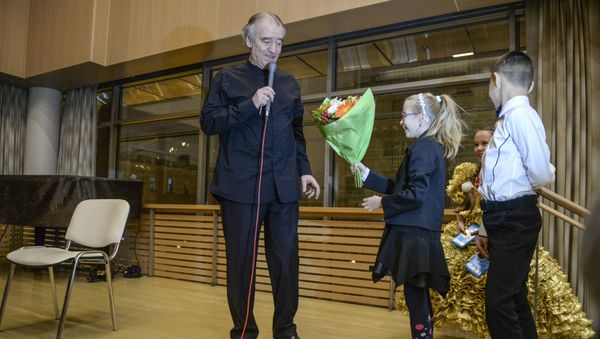 Руководитель Мариинского театра Валерий Гергиев с участниками проекта Ты супер! Танцы - Sputnik Азербайджан