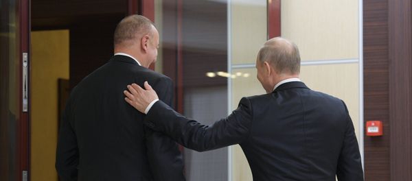 Президент РФ Владимир Путин и президент Азербайджанской Республики Ильхам Алиев (слева) перед началом неформальной встречи глав государств СНГ - Sputnik Азербайджан