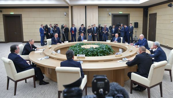 Президент РФ Владимир Путин на неформальной встрече глав государств СНГ - Sputnik Азербайджан