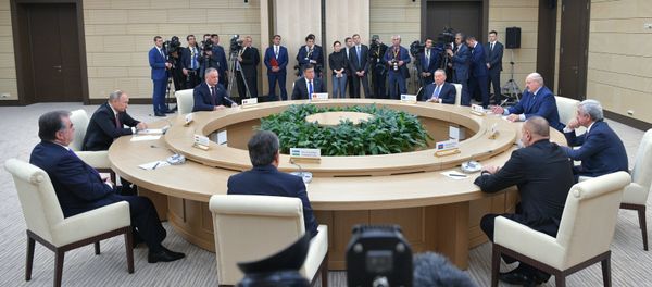 Президент РФ Владимир Путин на неформальной встрече глав государств СНГ - Sputnik Азербайджан