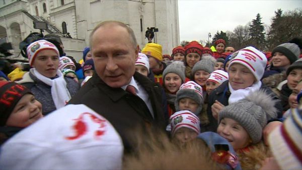 Дети расспросили Путина о дне рождении и Деде Морозе - Sputnik Азербайджан