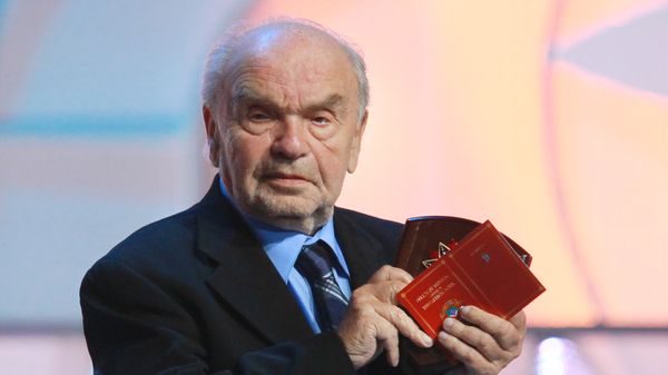 Композитор Владимир Шаинский на 10-м юбилейном концерте детского коллектива Непоседы - Взрослые и дети, приуроченном ко Дню Защиты Детей. - Sputnik Азербайджан