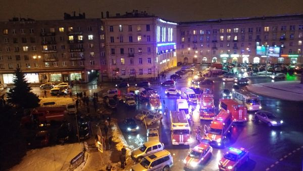 Ситуация на месте взрыва в магазине Перекресток в Санкт-Петербурге - Sputnik Азербайджан