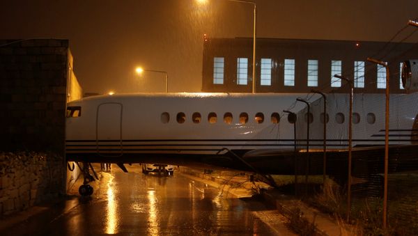 Частный самолет бизнес-класса Dassualt Falcon 7X врезался в в здание компании Polidano Group - Sputnik Азербайджан