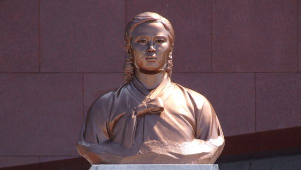 Бюст Ким Чен Сук на Мемориальном кладбище революционеров в Пхеньяне - Sputnik Азербайджан