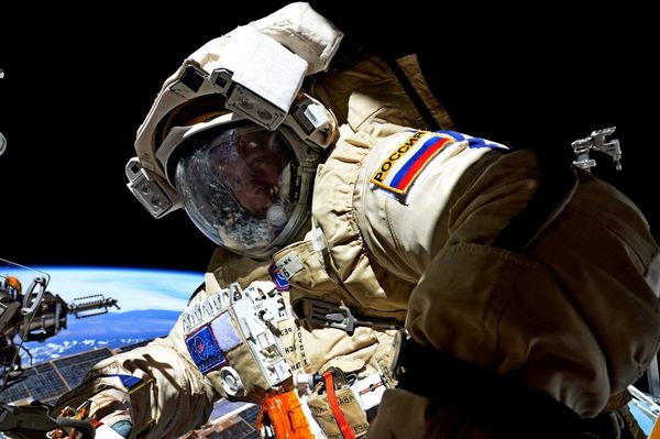 Космонавт Роскосмоса Сергей Рязанский во время выхода в открытый космос - Sputnik Азербайджан