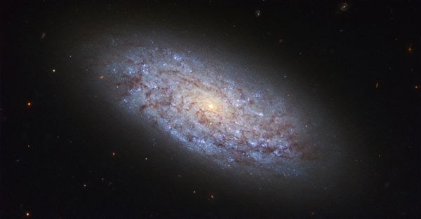 Галактика NGC 5949 в созвездии Дракона, нарушающая законы распределения темной материи - Sputnik Азербайджан