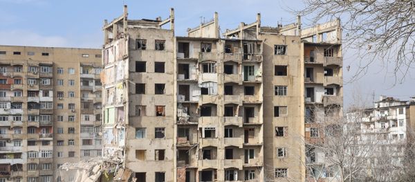 Аварийный дом в Хатаинском районе - Sputnik Азербайджан