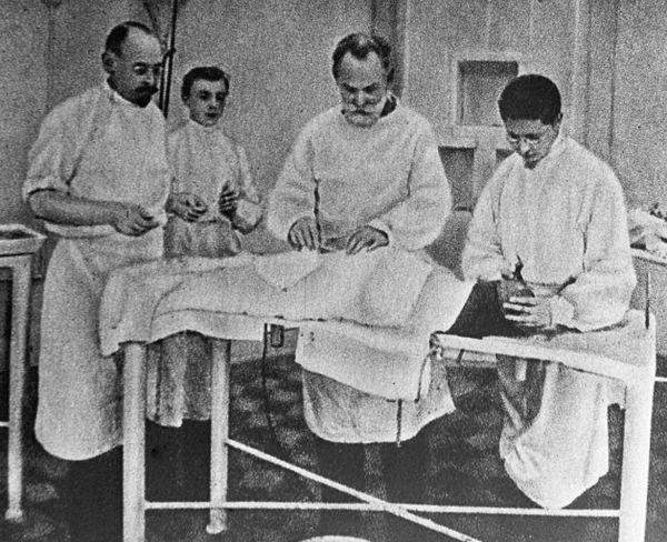 Академик Иван Павлов (второй справа) оперирует собаку. 17 сентября 1903 года - Sputnik Азербайджан