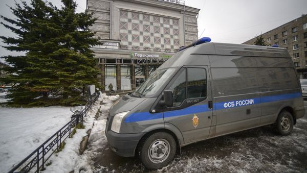 Автомобиль ФСБ РФ у магазина Перекресток в Санкт-Петербурге - Sputnik Азербайджан