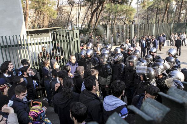Столкновения протестующих студентов с полицией в Тегеране, 30 декабря 2017 года - Sputnik Азербайджан