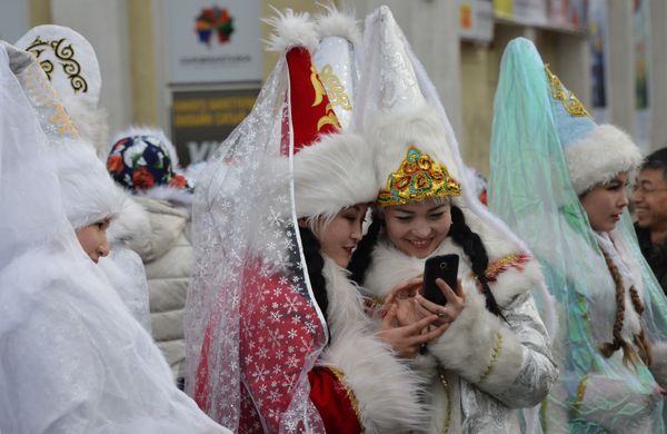Девушки в костюмах Снегурочек во время новогоднего парада в Бишкеке, Киргизия - Sputnik Азербайджан