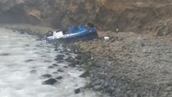 Автобус более чем с 50 пассажирами рухнул в стометровую пропасть в Перу - Sputnik Азербайджан
